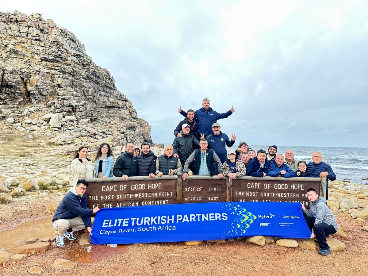 Güney Afrika’nın kalbi Cape Town’da düzenlenen Hytera Global Partner Summit 2025, telsiz dünyasının geleceğini belirledi. Zirveye damga vuran isim ise Türkiye’den Mustafa Yüksel oldu. PoC Türkiye ekibiyle