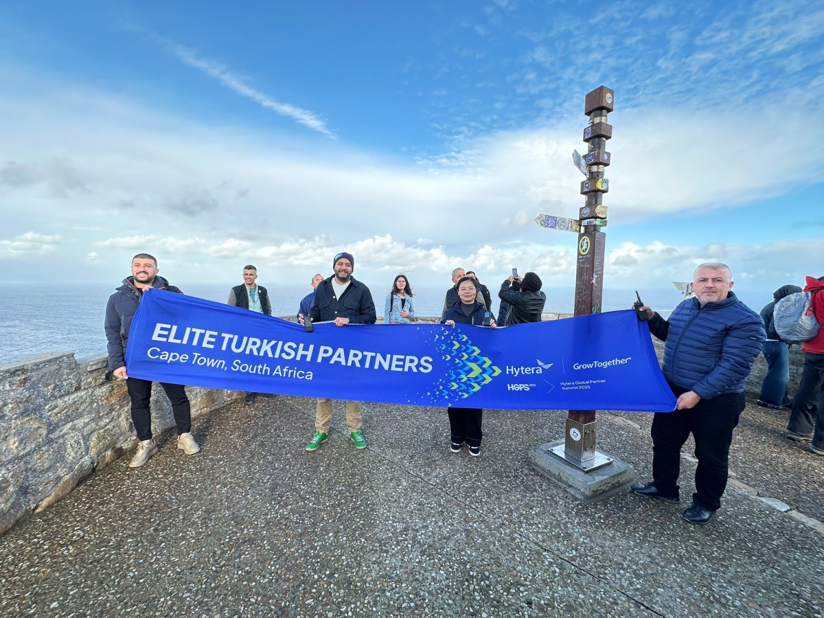 Güney Afrika’nın kalbi Cape Town’da düzenlenen Hytera Global Partner Summit 2025, telsiz dünyasının geleceğini belirledi. Zirveye damga vuran isim ise Türkiye’den Mustafa Yüksel oldu. PoC Türkiye ekibiyle