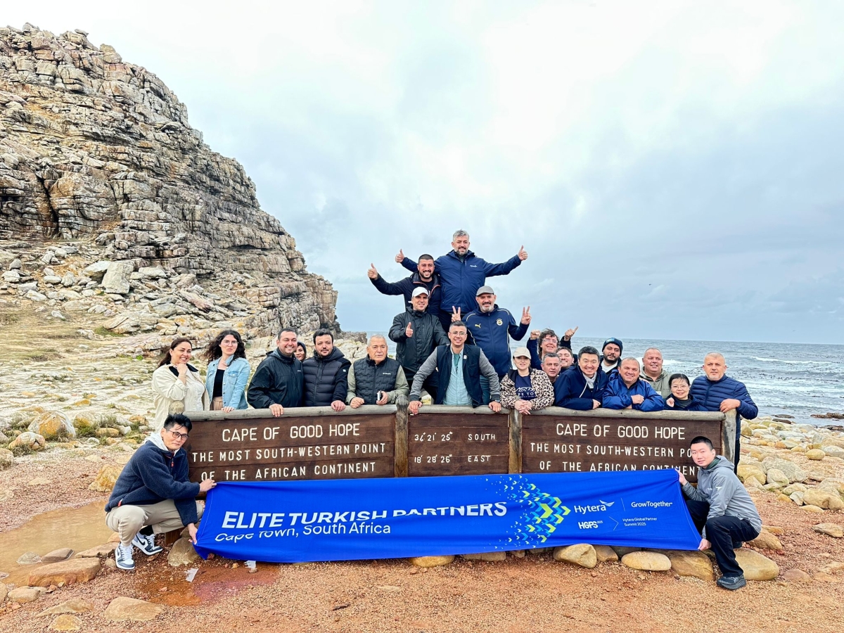 Güney Afrika’nın kalbi Cape Town’da düzenlenen Hytera Global Partner Summit 2025, telsiz dünyasının geleceğini belirledi. Zirveye damga vuran isim ise Türkiye’den Mustafa Yüksel oldu. PoC Türkiye ekibiyle