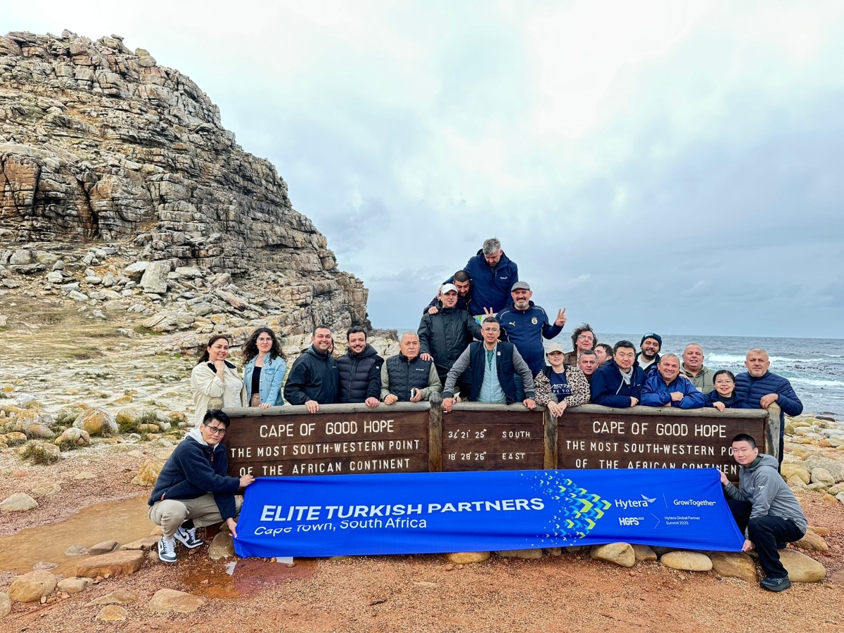 Güney Afrika’nın kalbi Cape Town’da düzenlenen Hytera Global Partner Summit 2025, telsiz dünyasının geleceğini belirledi. Zirveye damga vuran isim ise Türkiye’den Mustafa Yüksel oldu. PoC Türkiye ekibiyle