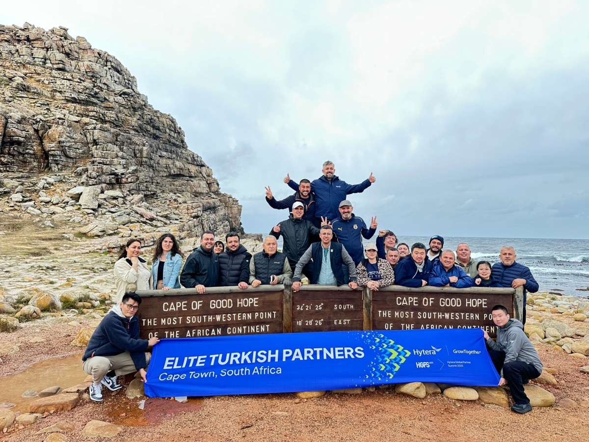 Güney Afrika’nın kalbi Cape Town’da düzenlenen Hytera Global Partner Summit 2025, telsiz dünyasının geleceğini belirledi. Zirveye damga vuran isim ise Türkiye’den Mustafa Yüksel oldu. PoC Türkiye ekibiyle