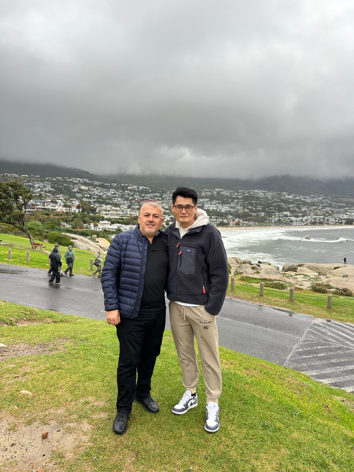 Güney Afrika’nın kalbi Cape Town’da düzenlenen Hytera Global Partner Summit 2025, telsiz dünyasının geleceğini belirledi. Zirveye damga vuran isim ise Türkiye’den Mustafa Yüksel oldu. PoC Türkiye ekibiyle