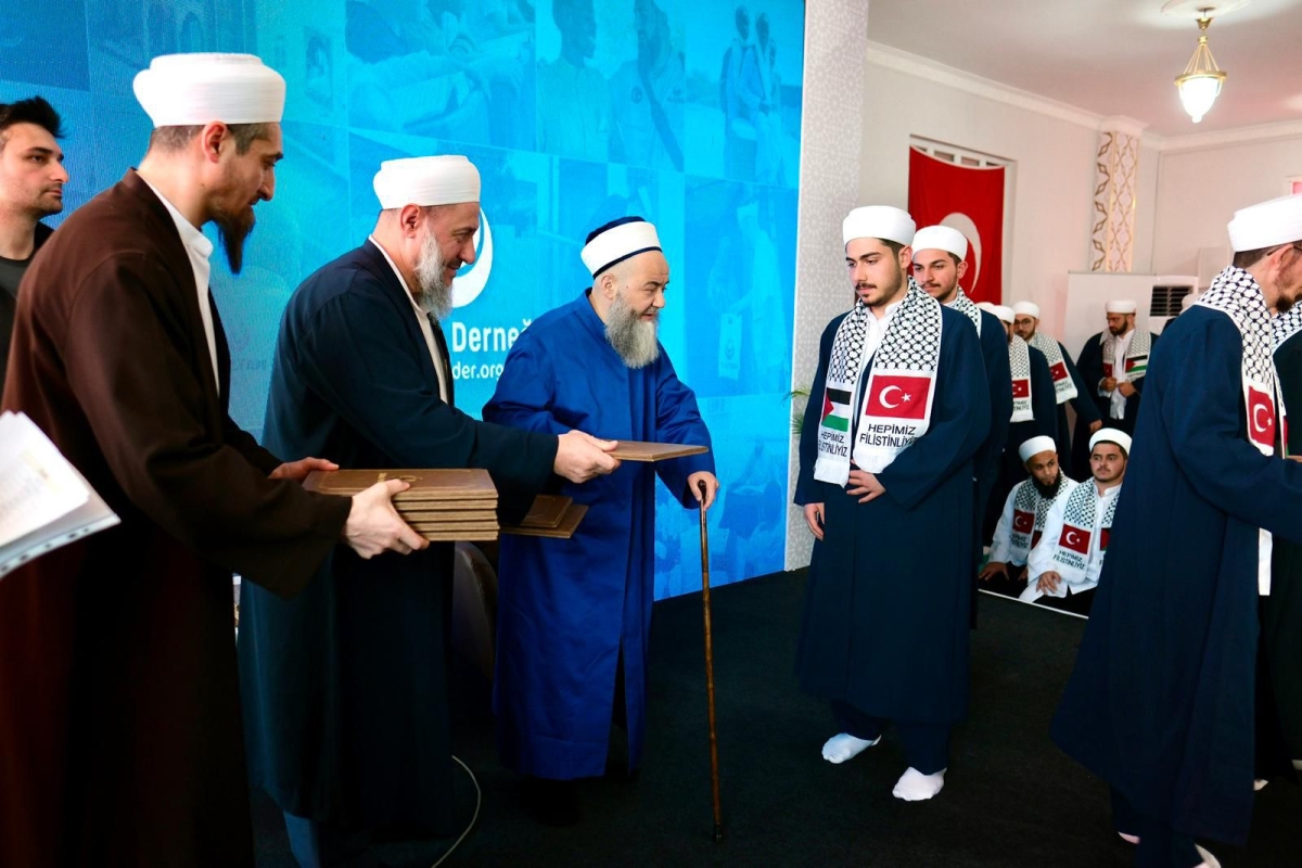 Sultan Derneği, Hafızlık, Arapça ve Tekâmül eğitimlerini başarıyla tamamlayan ilim talebelerini muhteşem bir törenle mezun etti. Manevi iklimin zirveye ulaştığı merasimde, yeni nesil âlim ve hafızlar icazetlerini aldı.