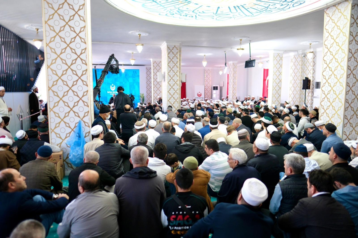 Sultan Derneği, Hafızlık, Arapça ve Tekâmül eğitimlerini başarıyla tamamlayan ilim talebelerini muhteşem bir törenle mezun etti. Manevi iklimin zirveye ulaştığı merasimde, yeni nesil âlim ve hafızlar icazetlerini aldı.
