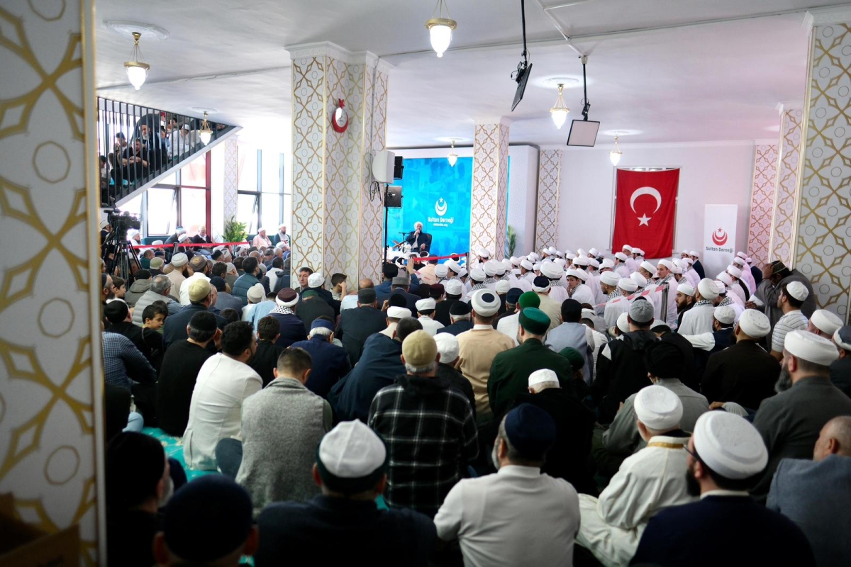 Sultan Derneği, Hafızlık, Arapça ve Tekâmül eğitimlerini başarıyla tamamlayan ilim talebelerini muhteşem bir törenle mezun etti. Manevi iklimin zirveye ulaştığı merasimde, yeni nesil âlim ve hafızlar icazetlerini aldı.