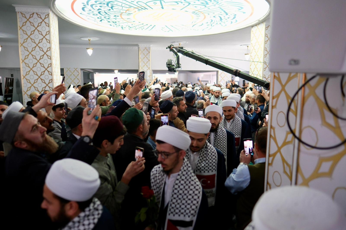Sultan Derneği, Hafızlık, Arapça ve Tekâmül eğitimlerini başarıyla tamamlayan ilim talebelerini muhteşem bir törenle mezun etti. Manevi iklimin zirveye ulaştığı merasimde, yeni nesil âlim ve hafızlar icazetlerini aldı.