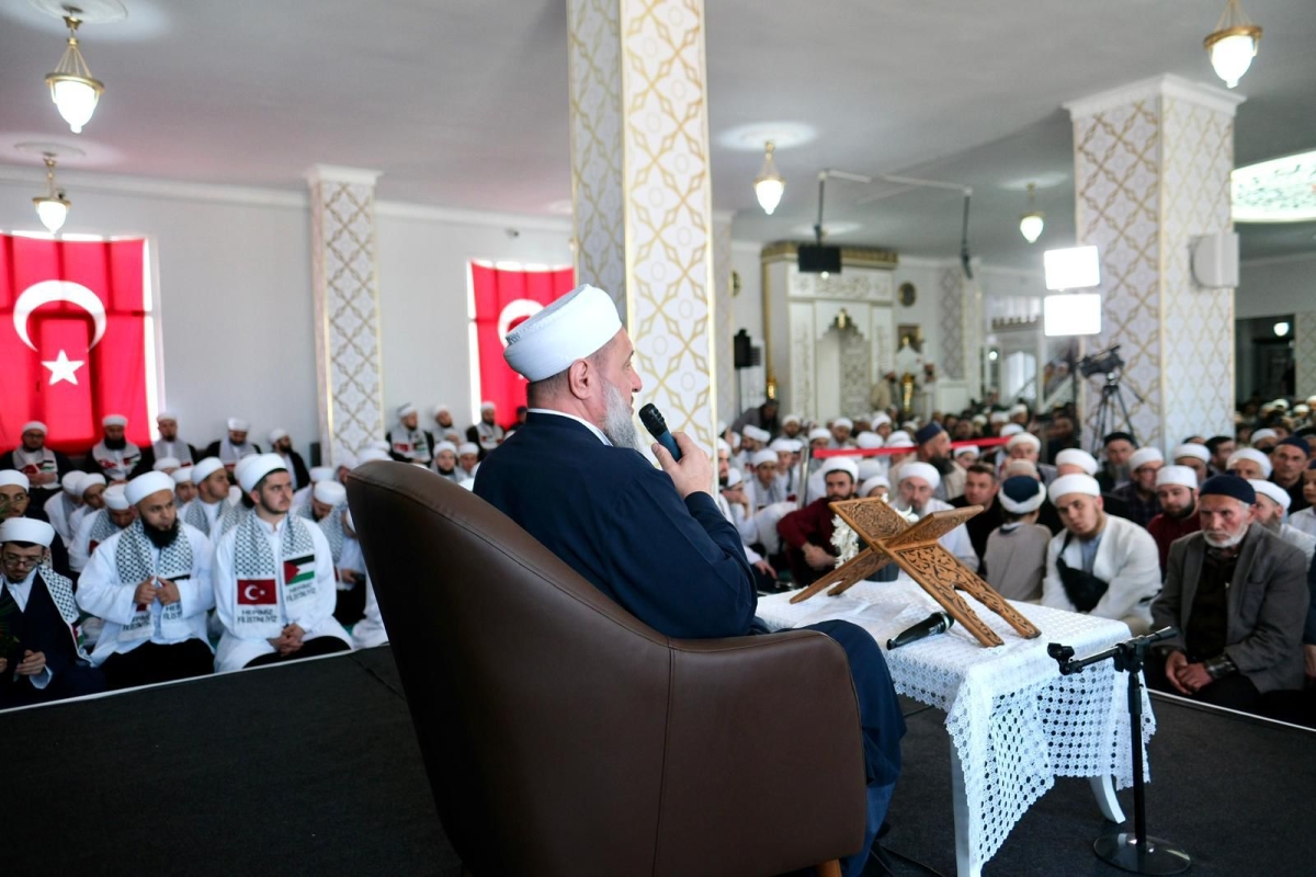Sultan Derneği, Hafızlık, Arapça ve Tekâmül eğitimlerini başarıyla tamamlayan ilim talebelerini muhteşem bir törenle mezun etti. Manevi iklimin zirveye ulaştığı merasimde, yeni nesil âlim ve hafızlar icazetlerini aldı.