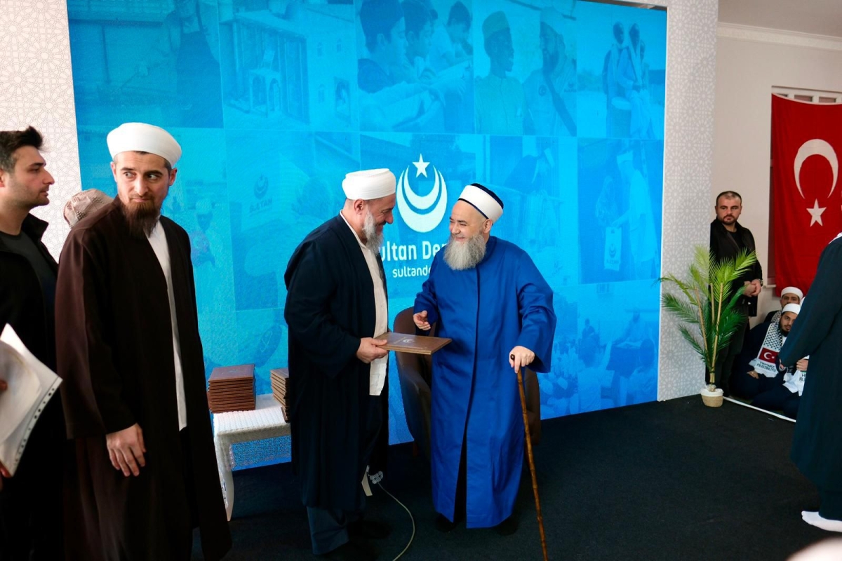 Sultan Derneği, Hafızlık, Arapça ve Tekâmül eğitimlerini başarıyla tamamlayan ilim talebelerini muhteşem bir törenle mezun etti. Manevi iklimin zirveye ulaştığı merasimde, yeni nesil âlim ve hafızlar icazetlerini aldı.