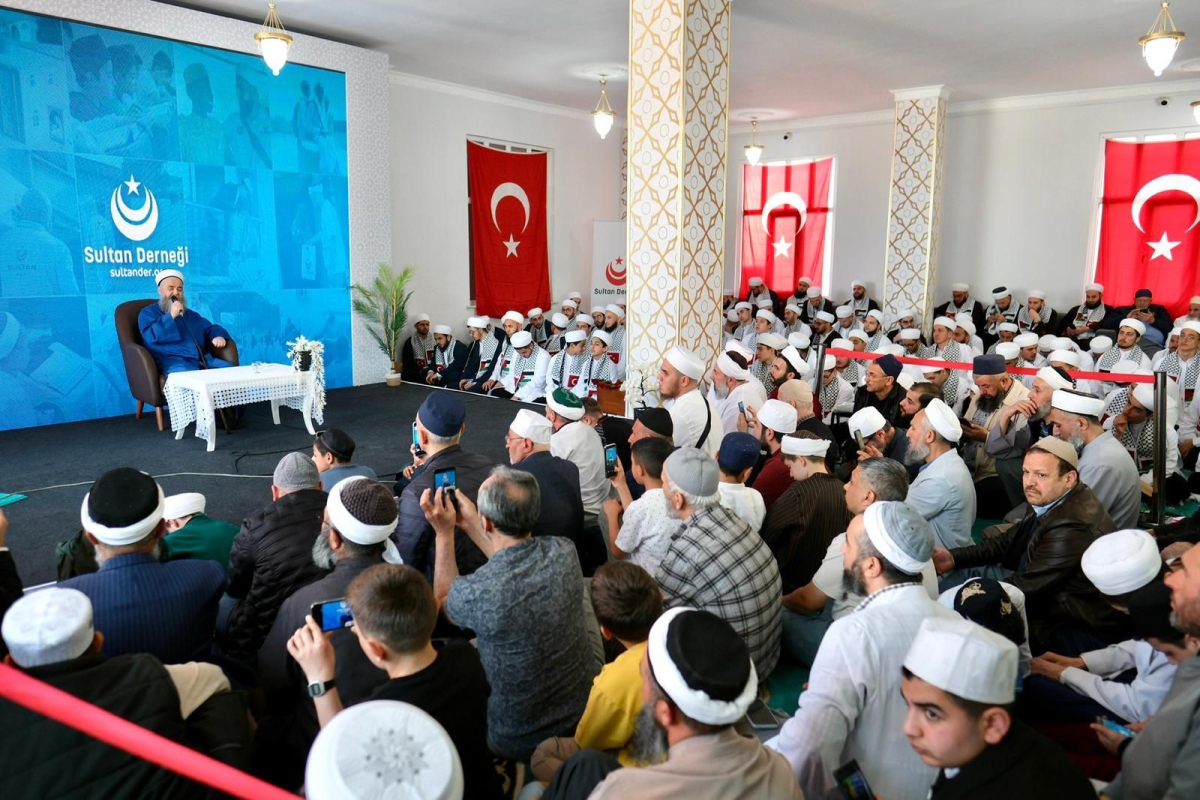 Sultan Derneği, Hafızlık, Arapça ve Tekâmül eğitimlerini başarıyla tamamlayan ilim talebelerini muhteşem bir törenle mezun etti. Manevi iklimin zirveye ulaştığı merasimde, yeni nesil âlim ve hafızlar icazetlerini aldı.