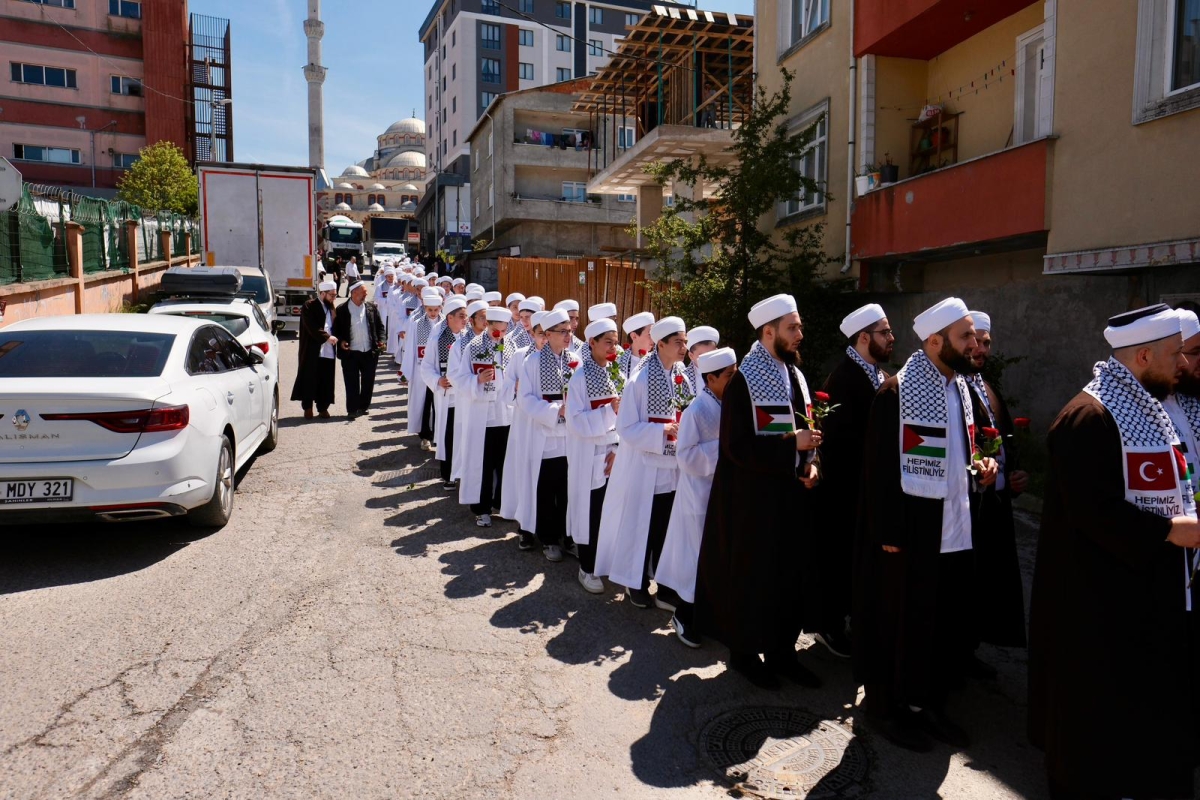 Sultan Derneği, Hafızlık, Arapça ve Tekâmül eğitimlerini başarıyla tamamlayan ilim talebelerini muhteşem bir törenle mezun etti. Manevi iklimin zirveye ulaştığı merasimde, yeni nesil âlim ve hafızlar icazetlerini aldı.