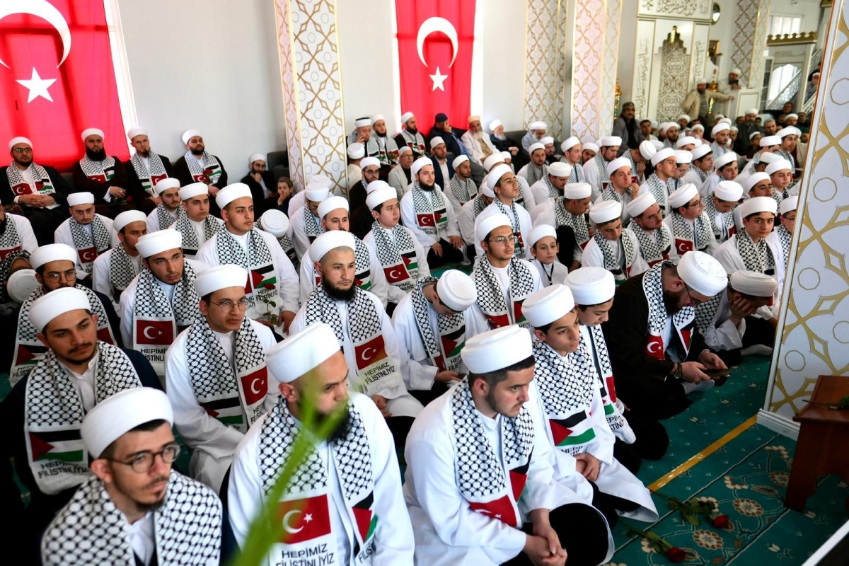 Sultan Derneği, Hafızlık, Arapça ve Tekâmül eğitimlerini başarıyla tamamlayan ilim talebelerini muhteşem bir törenle mezun etti. Manevi iklimin zirveye ulaştığı merasimde, yeni nesil âlim ve hafızlar icazetlerini aldı.