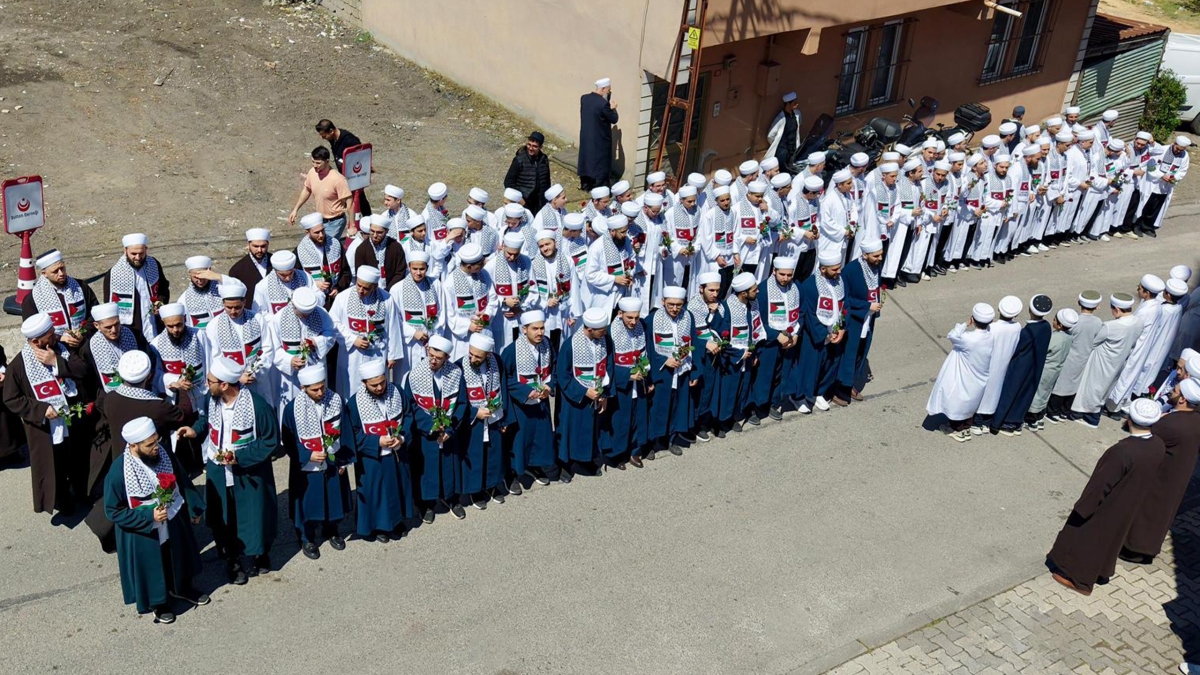 Sultan Derneği, Hafızlık, Arapça ve Tekâmül eğitimlerini başarıyla tamamlayan ilim talebelerini muhteşem bir törenle mezun etti. Manevi iklimin zirveye ulaştığı merasimde, yeni nesil âlim ve hafızlar icazetlerini aldı.