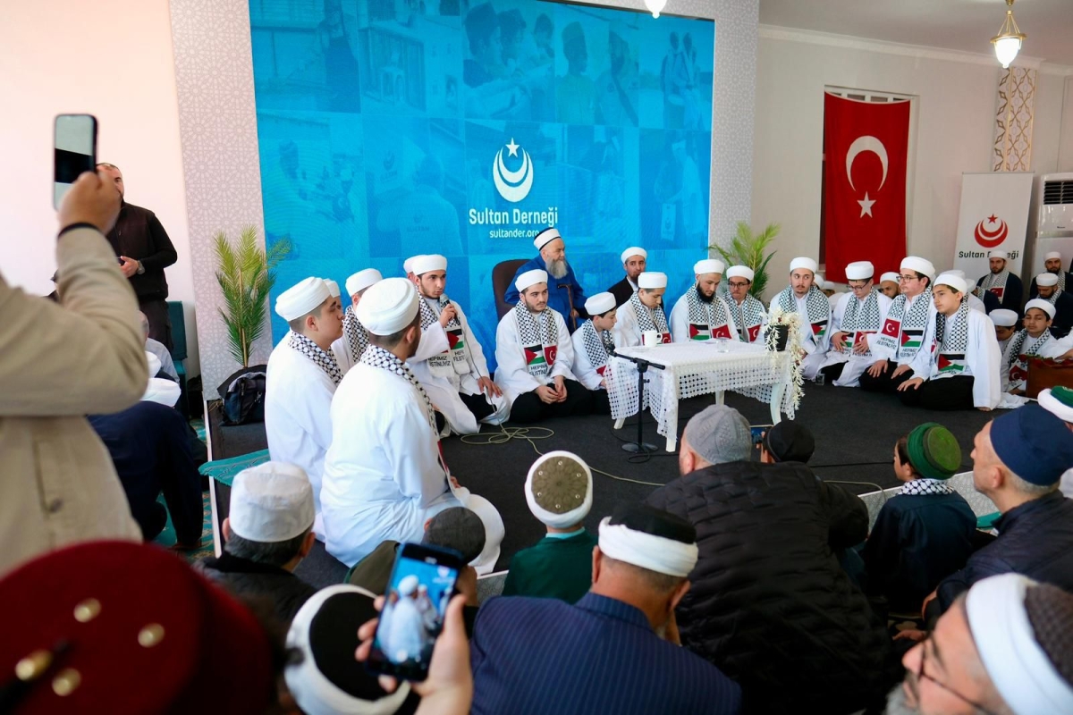 Sultan Derneği, Hafızlık, Arapça ve Tekâmül eğitimlerini başarıyla tamamlayan ilim talebelerini muhteşem bir törenle mezun etti. Manevi iklimin zirveye ulaştığı merasimde, yeni nesil âlim ve hafızlar icazetlerini aldı.