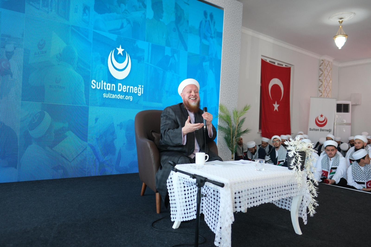 Sultan Derneği, Hafızlık, Arapça ve Tekâmül eğitimlerini başarıyla tamamlayan ilim talebelerini muhteşem bir törenle mezun etti. Manevi iklimin zirveye ulaştığı merasimde, yeni nesil âlim ve hafızlar icazetlerini aldı.
