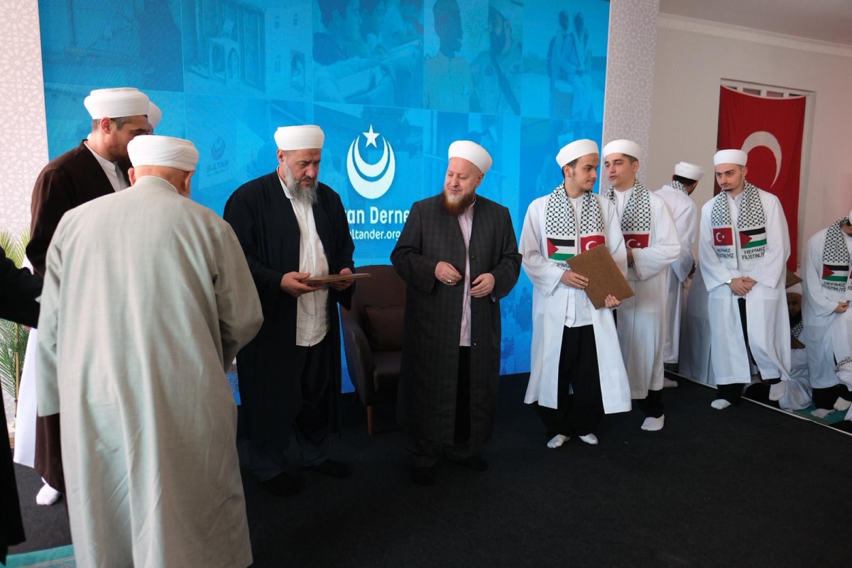 Sultan Derneği, Hafızlık, Arapça ve Tekâmül eğitimlerini başarıyla tamamlayan ilim talebelerini muhteşem bir törenle mezun etti. Manevi iklimin zirveye ulaştığı merasimde, yeni nesil âlim ve hafızlar icazetlerini aldı.