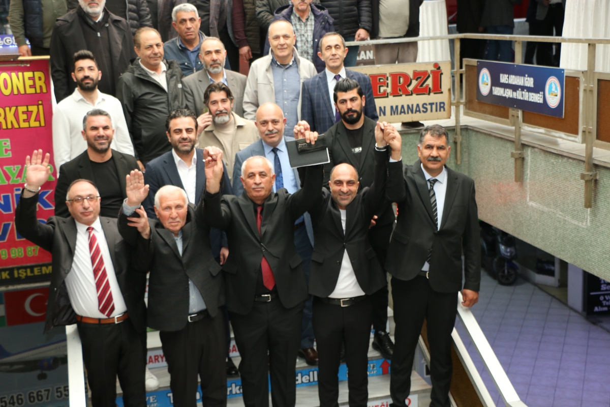 Sakarya Kars Ardahan Iğdır Yardımlaşma ve Kültür Derneği’nde (KAİDER) düzenlenen genel kurulda Asker Bututaki, oyların tamamını alarak başkanlığa seçildi.