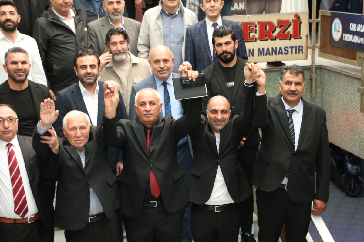 Sakarya Kars Ardahan Iğdır Yardımlaşma ve Kültür Derneği’nde (KAİDER) düzenlenen genel kurulda Asker Bututaki, oyların tamamını alarak başkanlığa seçildi.