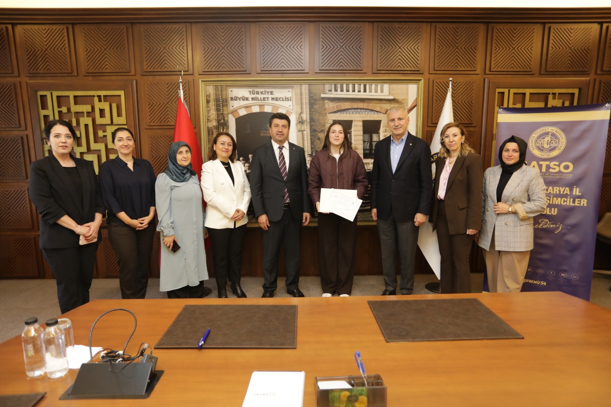 Sakarya’da nitelikli kadın istihdamını artırmayı hedefleyen dev projede eğitim süreci tamamlandı. TOBB Sakarya İl Kadın Girişimciler Kurulu ve SATSO iş birliğiyle hayata geçirilen