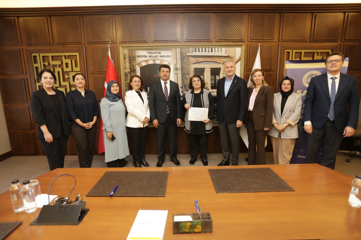 Sakarya’da nitelikli kadın istihdamını artırmayı hedefleyen dev projede eğitim süreci tamamlandı. TOBB Sakarya İl Kadın Girişimciler Kurulu ve SATSO iş birliğiyle hayata geçirilen