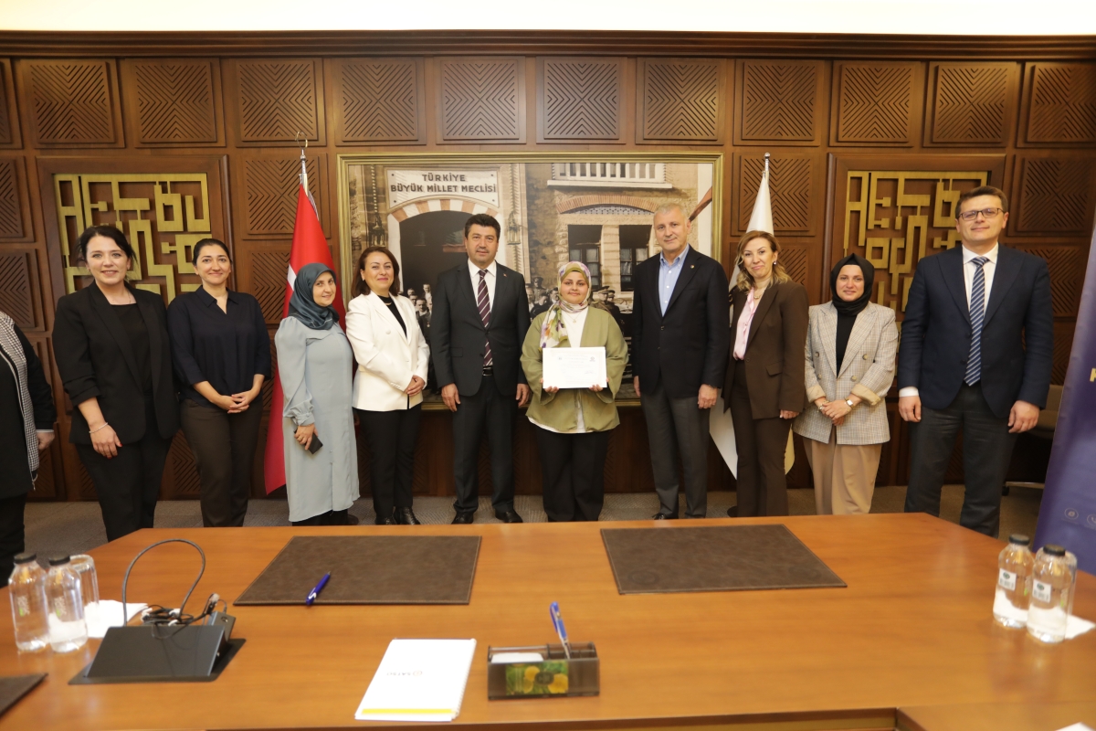 Sakarya’da nitelikli kadın istihdamını artırmayı hedefleyen dev projede eğitim süreci tamamlandı. TOBB Sakarya İl Kadın Girişimciler Kurulu ve SATSO iş birliğiyle hayata geçirilen