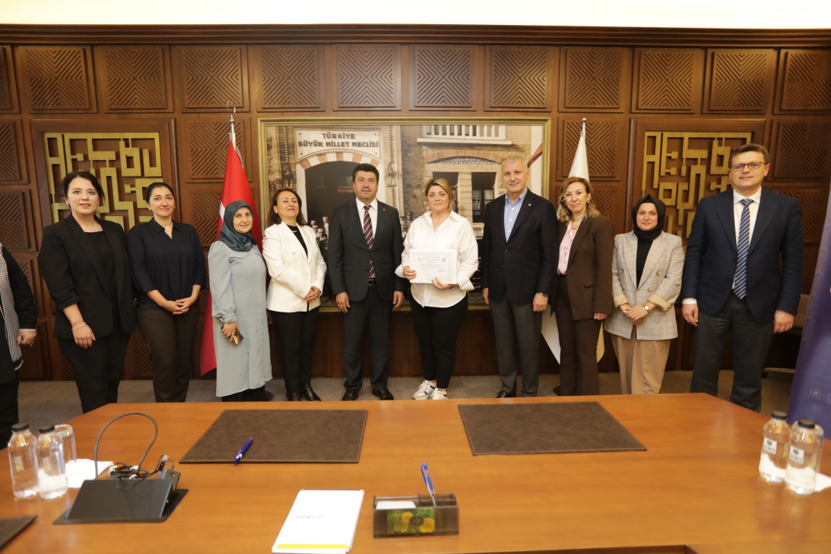 Sakarya’da nitelikli kadın istihdamını artırmayı hedefleyen dev projede eğitim süreci tamamlandı. TOBB Sakarya İl Kadın Girişimciler Kurulu ve SATSO iş birliğiyle hayata geçirilen