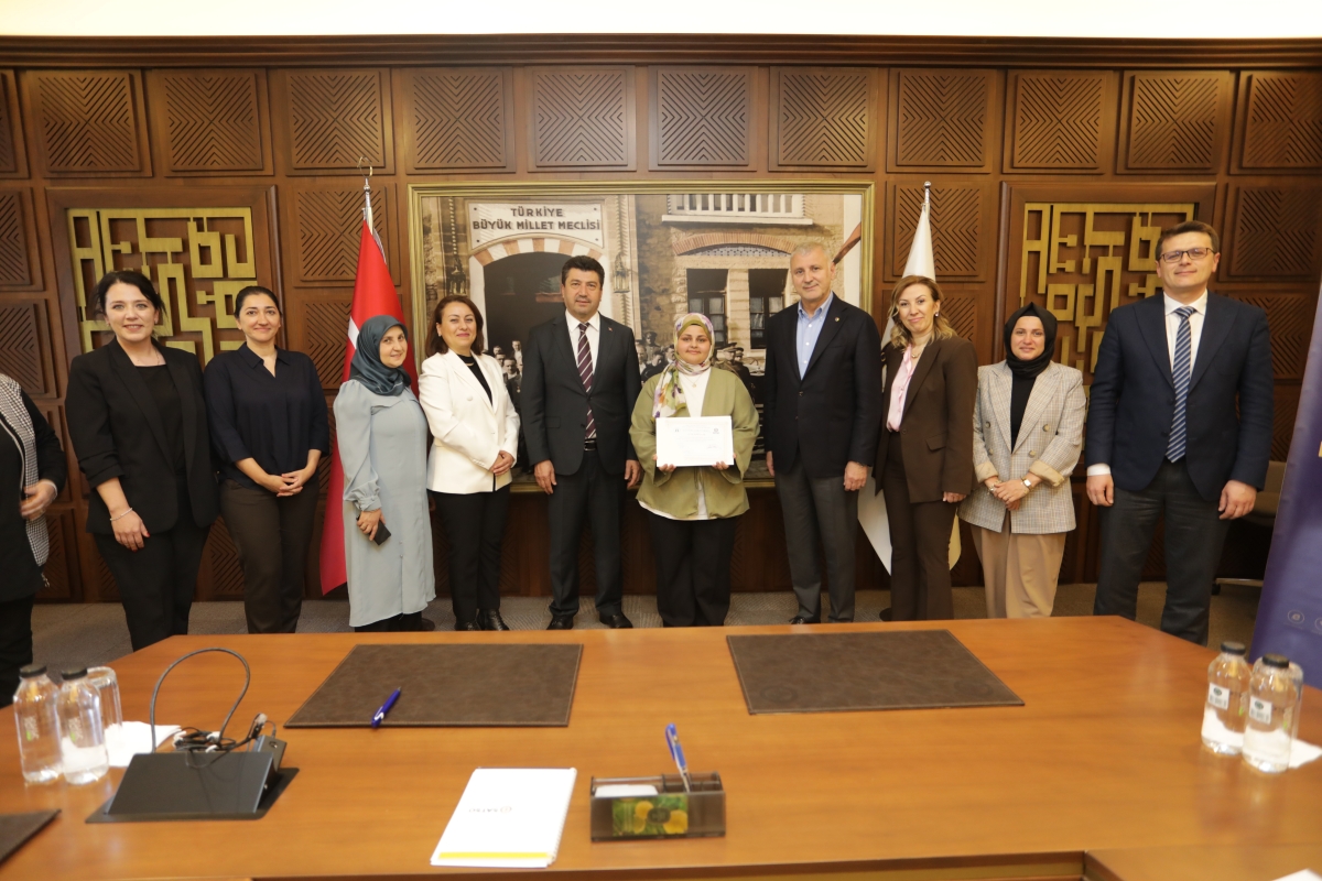 Sakarya’da nitelikli kadın istihdamını artırmayı hedefleyen dev projede eğitim süreci tamamlandı. TOBB Sakarya İl Kadın Girişimciler Kurulu ve SATSO iş birliğiyle hayata geçirilen