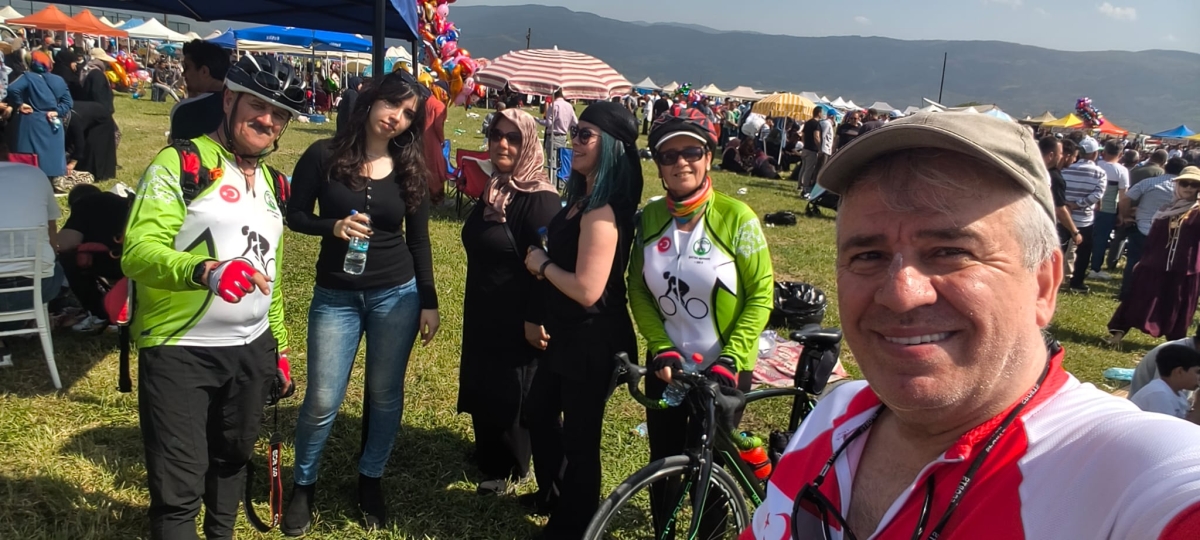 GEYVE’DE PEDALLAR GELENEK İÇİN DÖNDÜ: BAYAT MAHALLESİ’NDE HIDRELLEZ COŞKUSU!