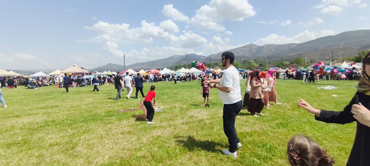 GEYVE’DE PEDALLAR GELENEK İÇİN DÖNDÜ: BAYAT MAHALLESİ’NDE HIDRELLEZ COŞKUSU!