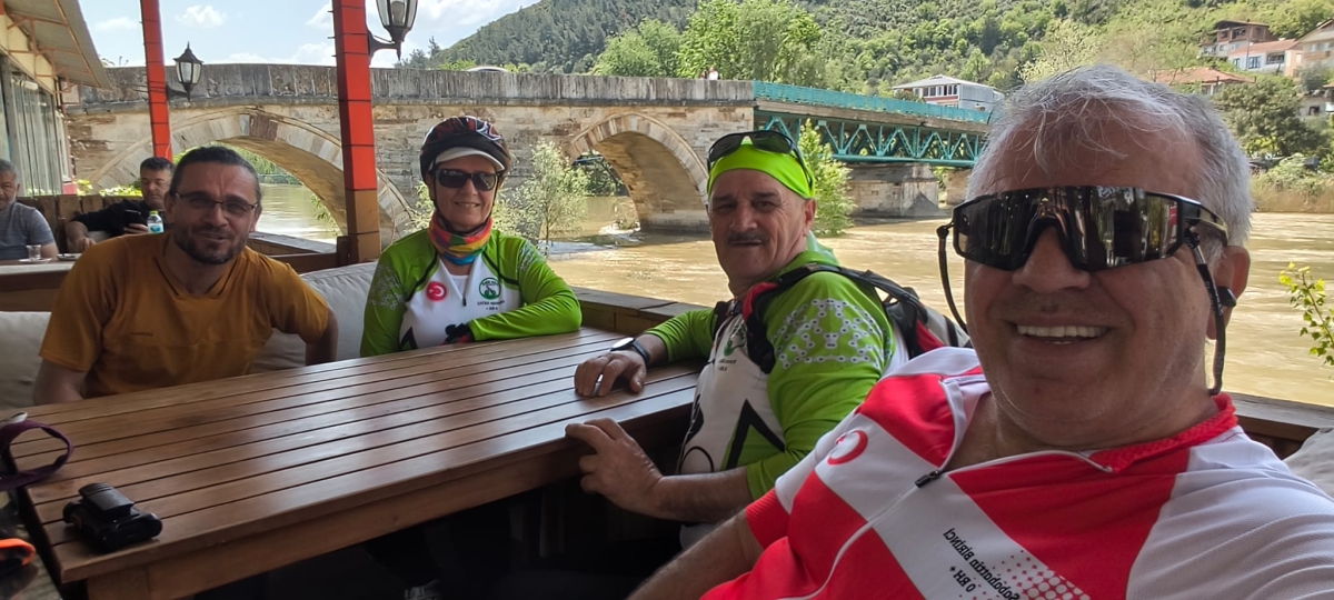 GEYVE’DE PEDALLAR GELENEK İÇİN DÖNDÜ: BAYAT MAHALLESİ’NDE HIDRELLEZ COŞKUSU!
