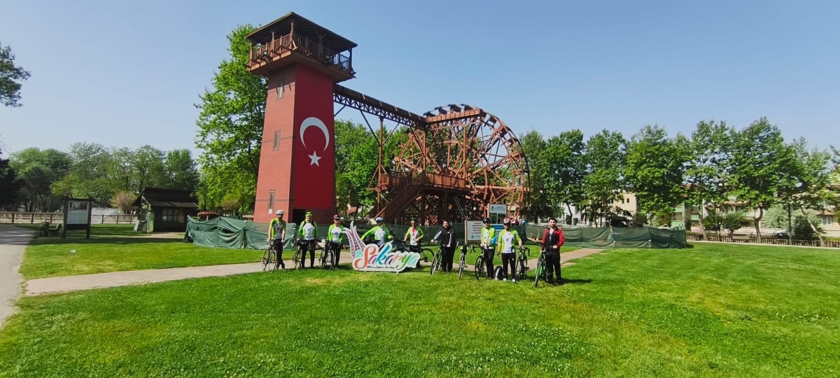 GEYVE’DE PEDALLAR GELENEK İÇİN DÖNDÜ: BAYAT MAHALLESİ’NDE HIDRELLEZ COŞKUSU!