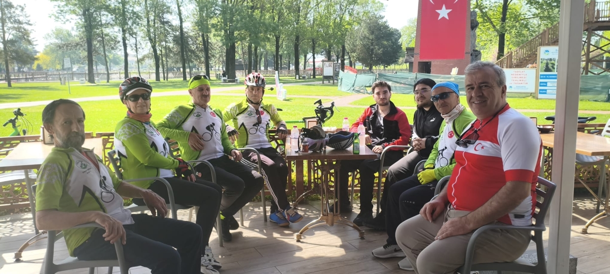 GEYVE’DE PEDALLAR GELENEK İÇİN DÖNDÜ: BAYAT MAHALLESİ’NDE HIDRELLEZ COŞKUSU!