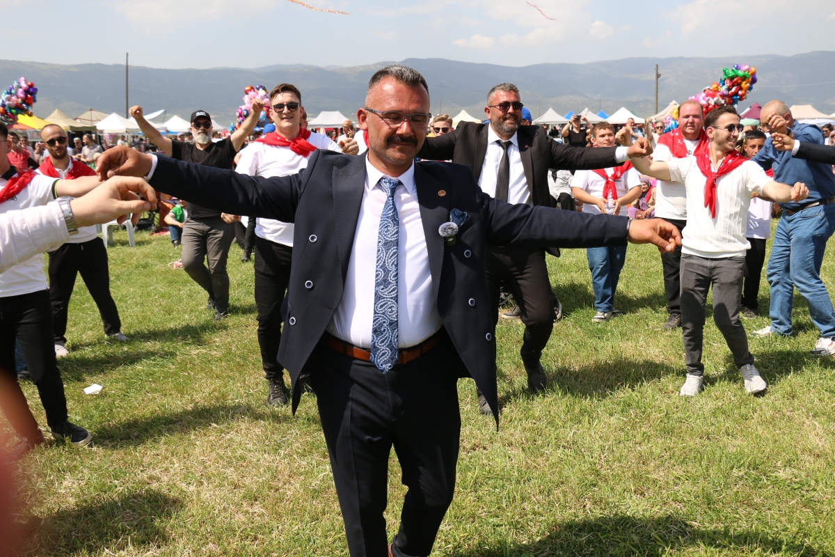 GEYVE’DE PEDALLAR GELENEK İÇİN DÖNDÜ: BAYAT MAHALLESİ’NDE HIDRELLEZ COŞKUSU!