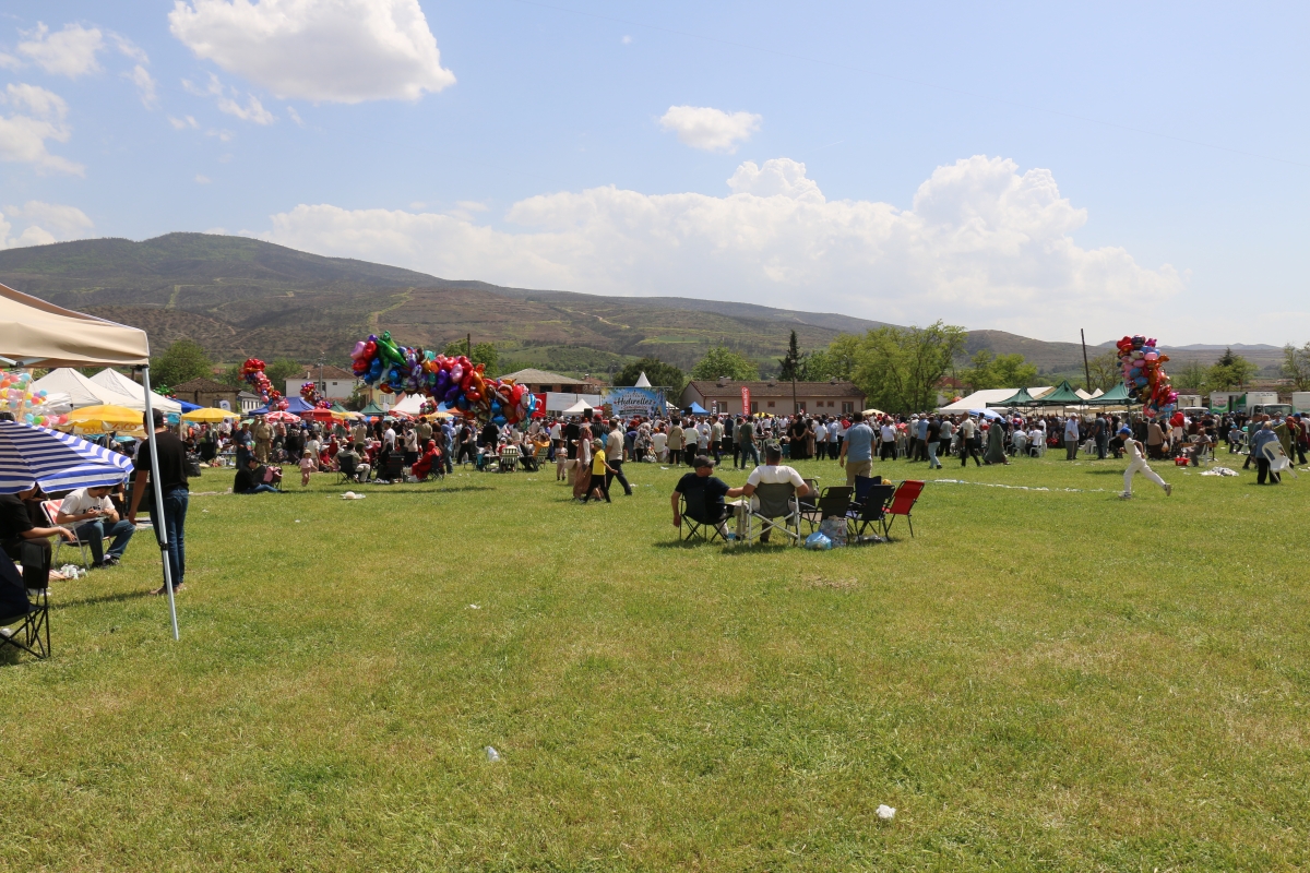 GEYVE’DE PEDALLAR GELENEK İÇİN DÖNDÜ: BAYAT MAHALLESİ’NDE HIDRELLEZ COŞKUSU!