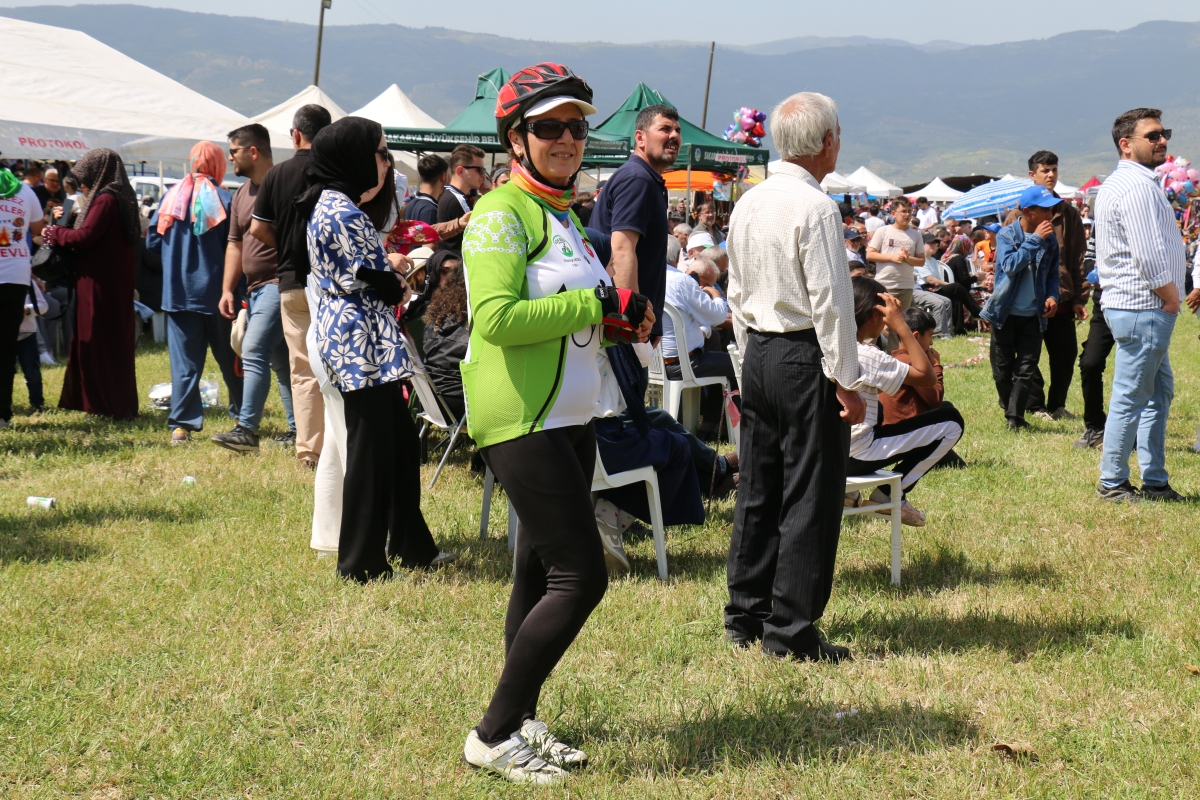 GEYVE’DE PEDALLAR GELENEK İÇİN DÖNDÜ: BAYAT MAHALLESİ’NDE HIDRELLEZ COŞKUSU!
