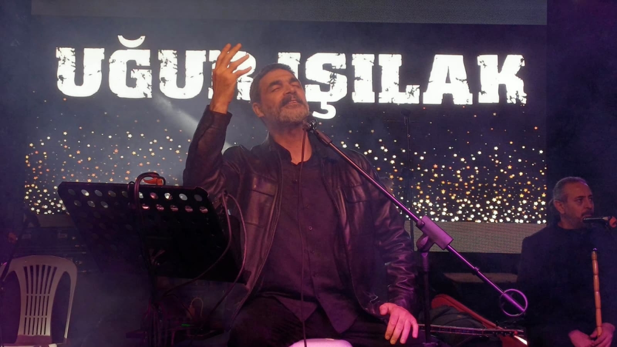 Serdivan’da düzenlenen Erzurum Cağ Kebabı Festivali’nin üçüncü günü, ünlü sanatçı Uğur Işılak’ın sahne aldığı muhteşem konserle adeta dolup taştı. Binlerce Sakaryalının akın ettiği festival alanında, coşku ve lezzet bir araya