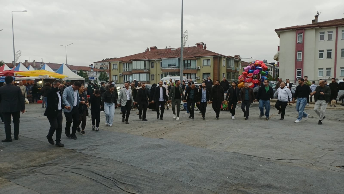 Serdivan’da düzenlenen Erzurum Cağ Kebabı Festivali’nin üçüncü günü, ünlü sanatçı Uğur Işılak’ın sahne aldığı muhteşem konserle adeta dolup taştı. Binlerce Sakaryalının akın ettiği festival alanında, coşku ve lezzet bir araya