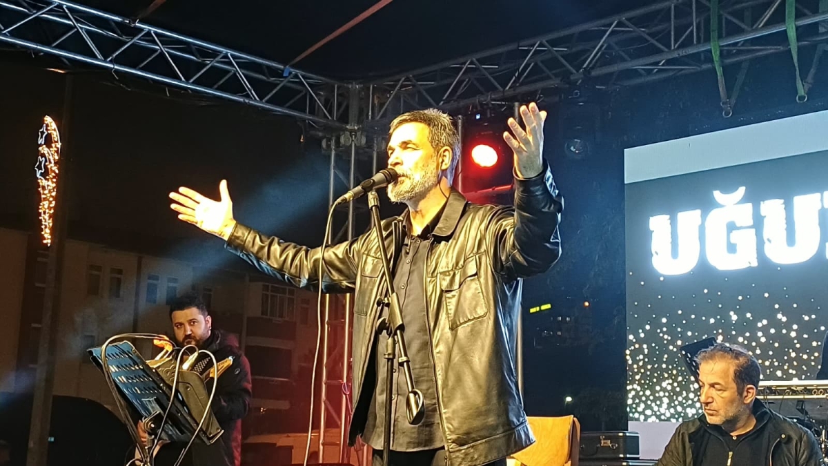 Serdivan’da düzenlenen Erzurum Cağ Kebabı Festivali’nin üçüncü günü, ünlü sanatçı Uğur Işılak’ın sahne aldığı muhteşem konserle adeta dolup taştı. Binlerce Sakaryalının akın ettiği festival alanında, coşku ve lezzet bir araya