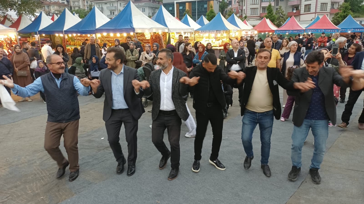 Serdivan’da düzenlenen Erzurum Cağ Kebabı Festivali’nin üçüncü günü, ünlü sanatçı Uğur Işılak’ın sahne aldığı muhteşem konserle adeta dolup taştı. Binlerce Sakaryalının akın ettiği festival alanında, coşku ve lezzet bir araya