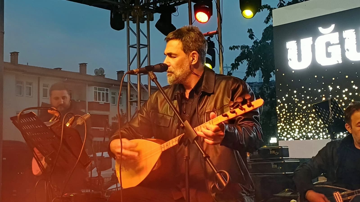Serdivan’da düzenlenen Erzurum Cağ Kebabı Festivali’nin üçüncü günü, ünlü sanatçı Uğur Işılak’ın sahne aldığı muhteşem konserle adeta dolup taştı. Binlerce Sakaryalının akın ettiği festival alanında, coşku ve lezzet bir araya