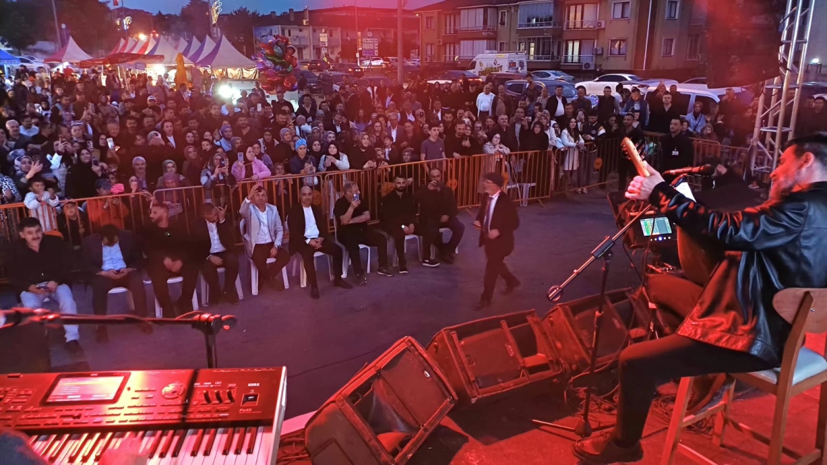 Serdivan’da düzenlenen Erzurum Cağ Kebabı Festivali’nin üçüncü günü, ünlü sanatçı Uğur Işılak’ın sahne aldığı muhteşem konserle adeta dolup taştı. Binlerce Sakaryalının akın ettiği festival alanında, coşku ve lezzet bir araya