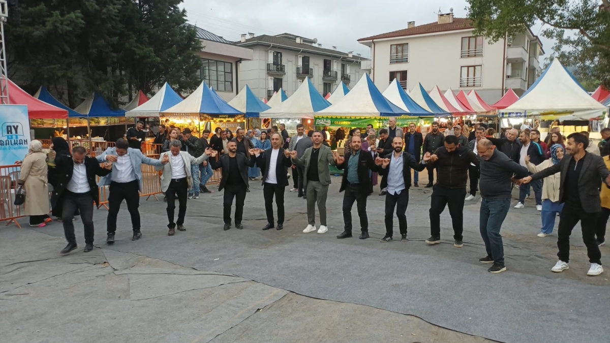 Serdivan’da düzenlenen Erzurum Cağ Kebabı Festivali’nin üçüncü günü, ünlü sanatçı Uğur Işılak’ın sahne aldığı muhteşem konserle adeta dolup taştı. Binlerce Sakaryalının akın ettiği festival alanında, coşku ve lezzet bir araya
