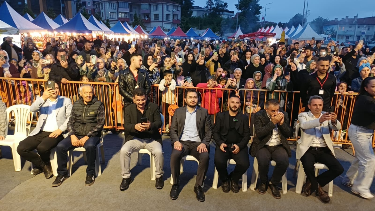 Serdivan’da düzenlenen Erzurum Cağ Kebabı Festivali’nin üçüncü günü, ünlü sanatçı Uğur Işılak’ın sahne aldığı muhteşem konserle adeta dolup taştı. Binlerce Sakaryalının akın ettiği festival alanında, coşku ve lezzet bir araya