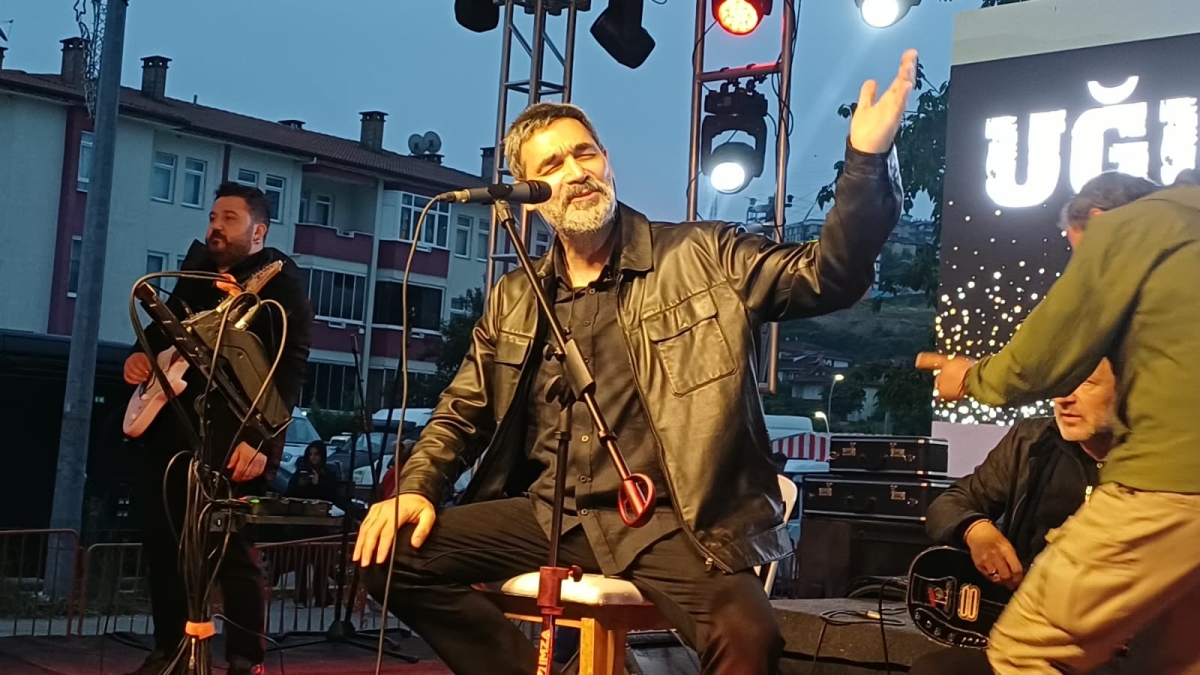 Serdivan’da düzenlenen Erzurum Cağ Kebabı Festivali’nin üçüncü günü, ünlü sanatçı Uğur Işılak’ın sahne aldığı muhteşem konserle adeta dolup taştı. Binlerce Sakaryalının akın ettiği festival alanında, coşku ve lezzet bir araya