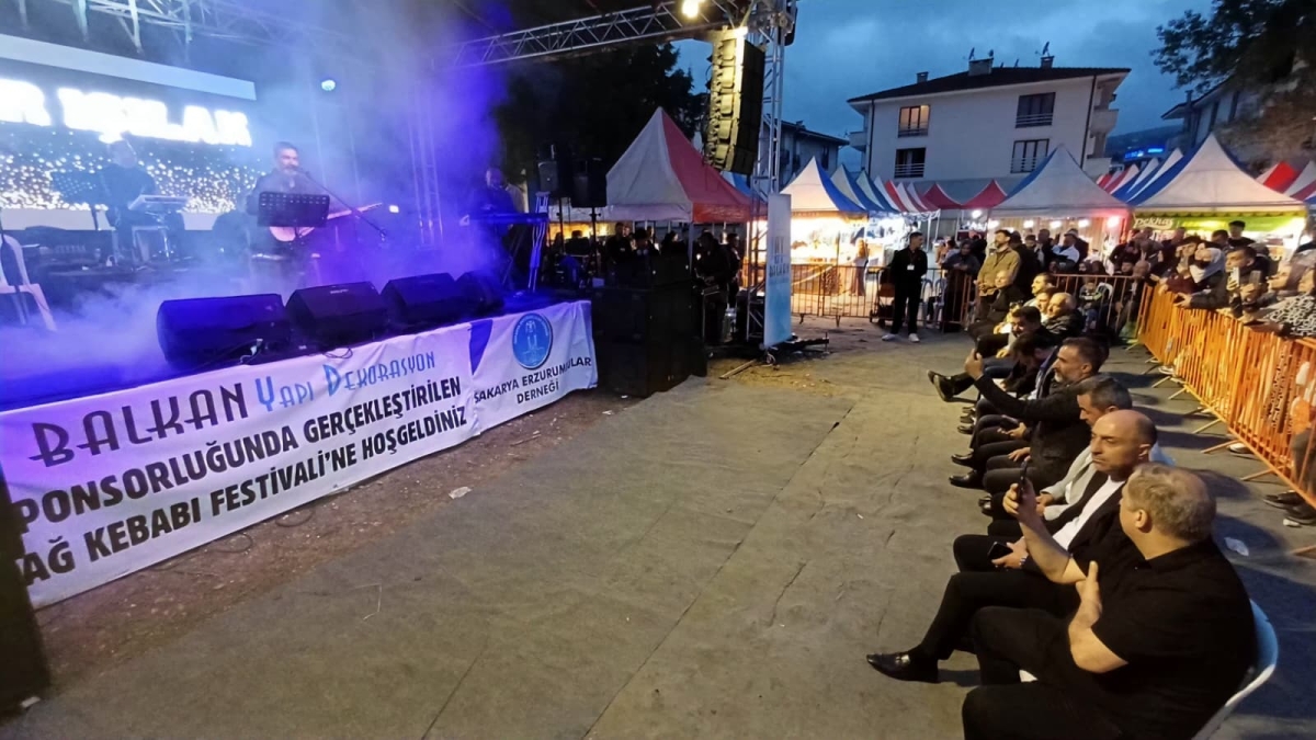 Serdivan’da düzenlenen Erzurum Cağ Kebabı Festivali’nin üçüncü günü, ünlü sanatçı Uğur Işılak’ın sahne aldığı muhteşem konserle adeta dolup taştı. Binlerce Sakaryalının akın ettiği festival alanında, coşku ve lezzet bir araya