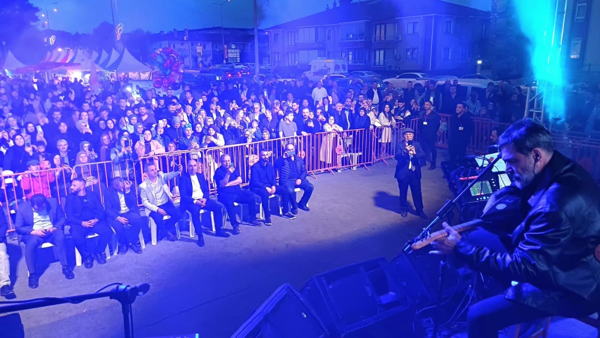 Serdivan’da düzenlenen Erzurum Cağ Kebabı Festivali’nin üçüncü günü, ünlü sanatçı Uğur Işılak’ın sahne aldığı muhteşem konserle adeta dolup taştı. Binlerce Sakaryalının akın ettiği festival alanında, coşku ve lezzet bir araya