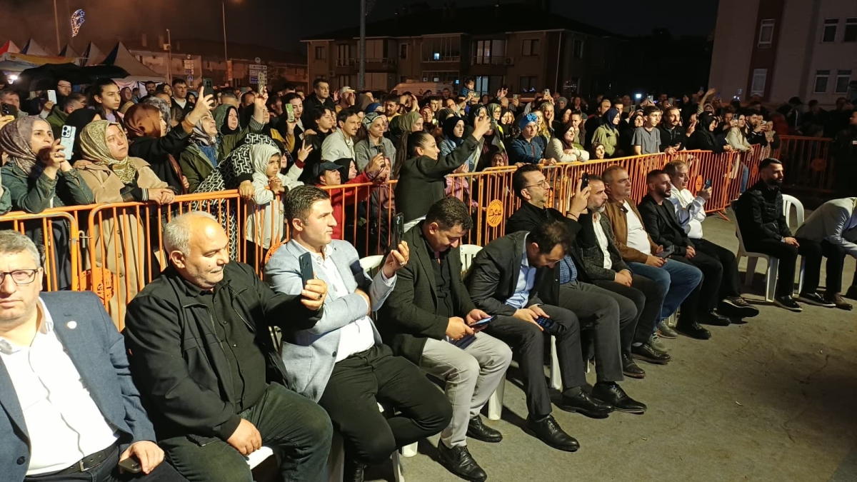 Serdivan’da düzenlenen Erzurum Cağ Kebabı Festivali’nin üçüncü günü, ünlü sanatçı Uğur Işılak’ın sahne aldığı muhteşem konserle adeta dolup taştı. Binlerce Sakaryalının akın ettiği festival alanında, coşku ve lezzet bir araya