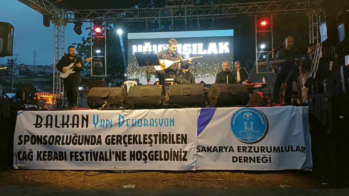 Serdivan’da düzenlenen Erzurum Cağ Kebabı Festivali’nin üçüncü günü, ünlü sanatçı Uğur Işılak’ın sahne aldığı muhteşem konserle adeta dolup taştı. Binlerce Sakaryalının akın ettiği festival alanında, coşku ve lezzet bir araya