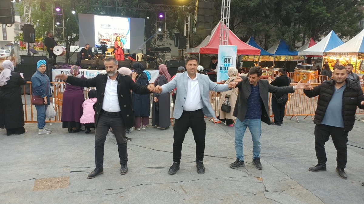 Serdivan’da düzenlenen Erzurum Cağ Kebabı Festivali’nin üçüncü günü, ünlü sanatçı Uğur Işılak’ın sahne aldığı muhteşem konserle adeta dolup taştı. Binlerce Sakaryalının akın ettiği festival alanında, coşku ve lezzet bir araya