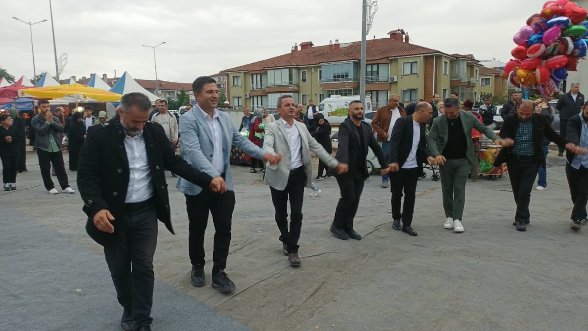 Serdivan’da düzenlenen Erzurum Cağ Kebabı Festivali’nin üçüncü günü, ünlü sanatçı Uğur Işılak’ın sahne aldığı muhteşem konserle adeta dolup taştı. Binlerce Sakaryalının akın ettiği festival alanında, coşku ve lezzet bir araya
