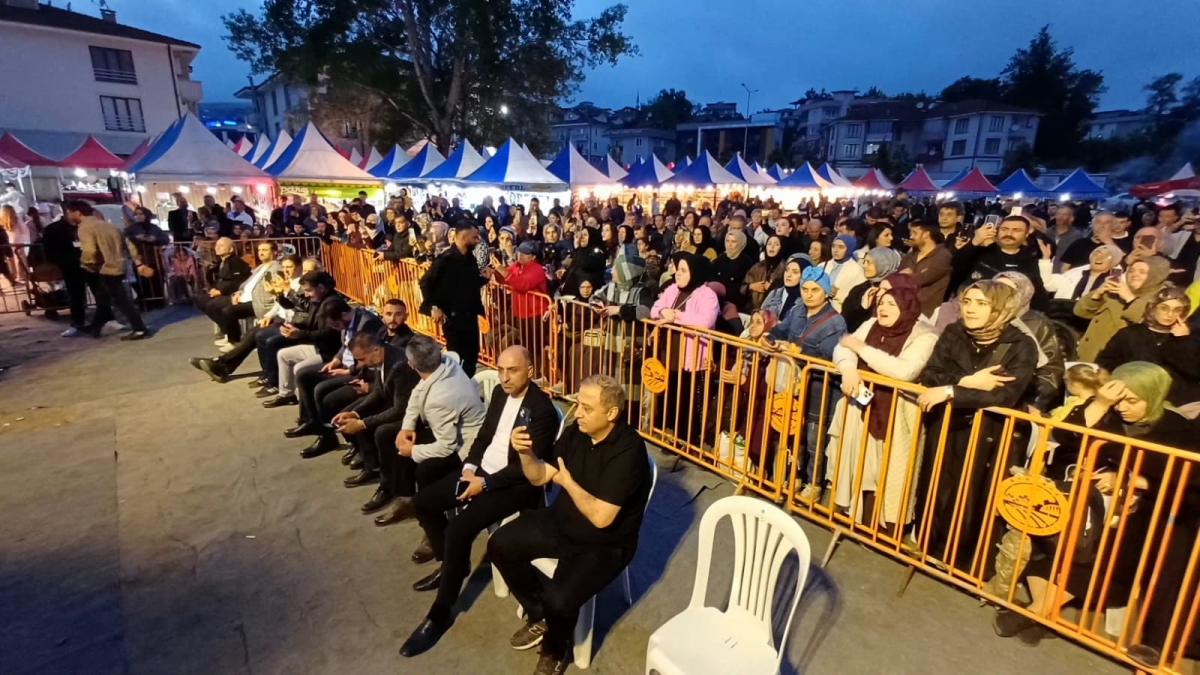 Serdivan’da düzenlenen Erzurum Cağ Kebabı Festivali’nin üçüncü günü, ünlü sanatçı Uğur Işılak’ın sahne aldığı muhteşem konserle adeta dolup taştı. Binlerce Sakaryalının akın ettiği festival alanında, coşku ve lezzet bir araya